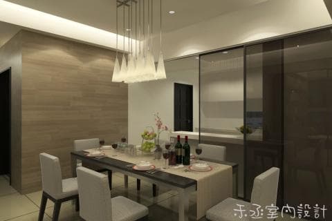 這張「餐廳」的照片是一間現代化的餐廳，有著木紋牆面，中間擺放著一張長方形餐桌，餐桌上有餐具和紅酒杯，以及一盞時尚的吊燈。