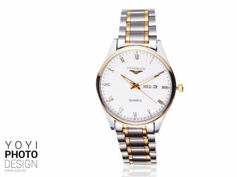 這張「手錶」的照片是一隻銀白色的手錶，錶盤上印著金色的羅馬數字時標，並帶有日期和星期顯示功能。