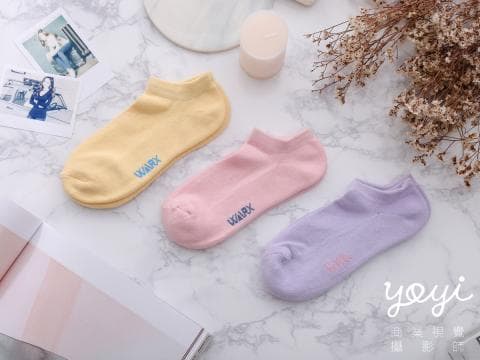 這張照片是三雙不同顏色的襪子，分別是黃色、粉色和紫色。