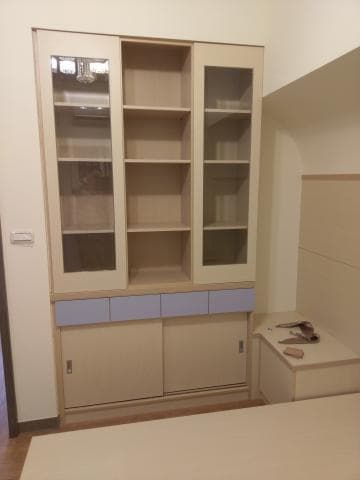 這張照片是一個木製的櫃子，有三個玻璃門，以及一個由兩個抽屜和一個門組成的櫃子。