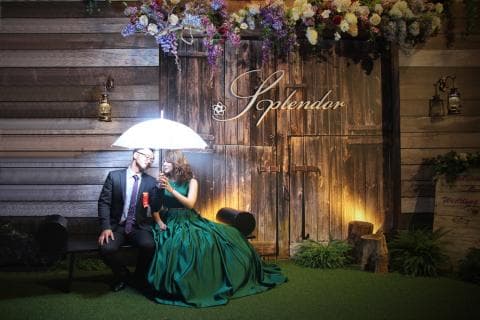 這張照片是一對情侶站在木製門前，他們正準備結婚。