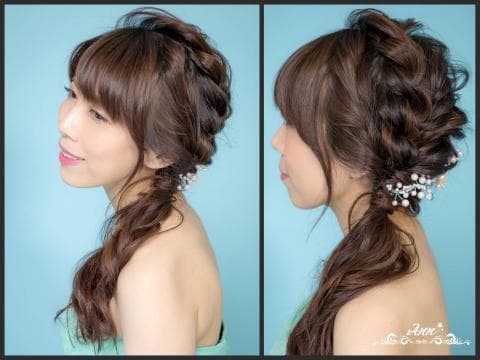 這張「新娘髮型」的照片是一個女性，她有著一頭長長的棕色頭髮，編成複雜的髮型，並配戴了閃亮的髮飾。