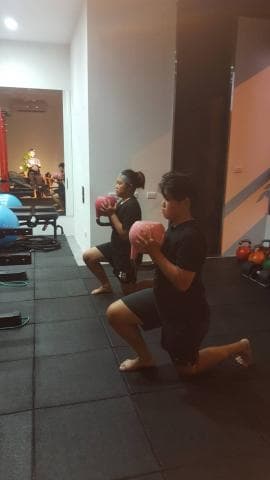 這張圖片是關於健身運動。健身運動能增強體能，改善心肺功能，減肥瘦身，增強肌肉力量，提高免疫力。想學健身運動，可以到PRO360找教練。