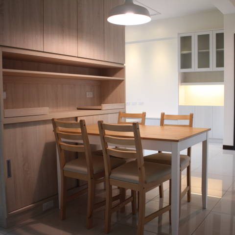 這張照片是一間現代化的餐廳，其中最重要的是一張木製餐桌，上面擺了四張木質椅子。餐桌的設計簡單而優雅，與周圍的環境相得益彰。