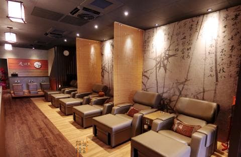 這張「按摩椅休息室」的照片是，裡面有很多按摩椅，牆壁上都是竹子的圖案。