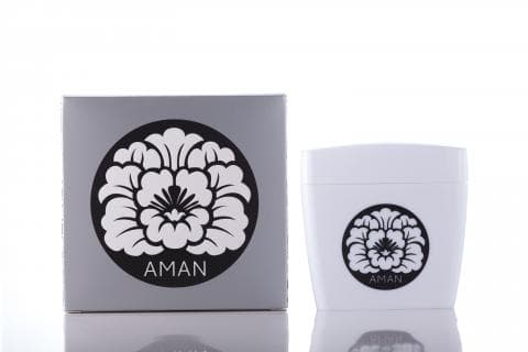 這張照片是兩個產品，都是白色的，中間有一個黑色花朵的圖案，寫著「AMAN」。