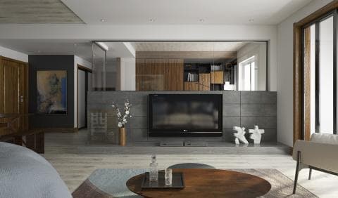 這張「現代風格客廳」的照片是，灰色牆壁上掛著電視，旁邊有一張木質咖啡桌，還有兩張白色雕塑。