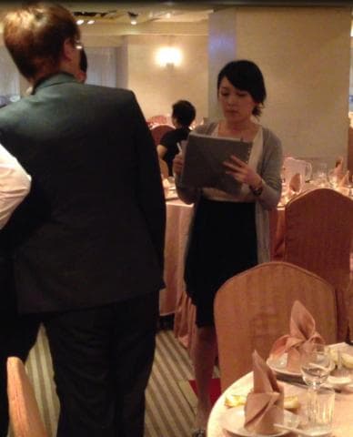 這張照片是婚禮宴會中，一位女士正在整理喜帖。