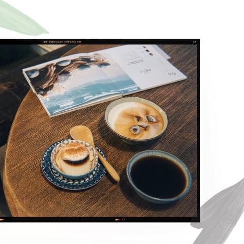 這張「咖啡和甜點」的照片是一杯咖啡、一杯拿鐵和一碗甜點，擺放在木桌上的木板上面。