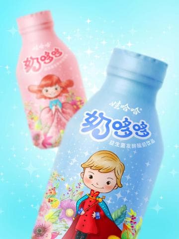 這張照片是兩瓶藍色和粉紅色的嬰兒沐浴乳，上面分別印著可愛的王子和公主圖案，以及產品名稱“奶思思”。