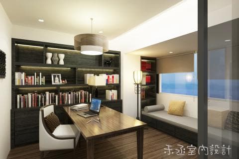 這張照片是一個現代化的書房，其中最重要的是一個大型的書架，上面擺滿了書籍，也有一些裝飾品。書架的設計簡潔大方，與房間的整體風格相得益彰。