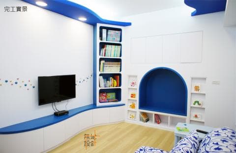 這張照片是兒童房，最重要的是藍色的牆面和彎曲的書櫃，上面放滿了各種各樣的書籍。