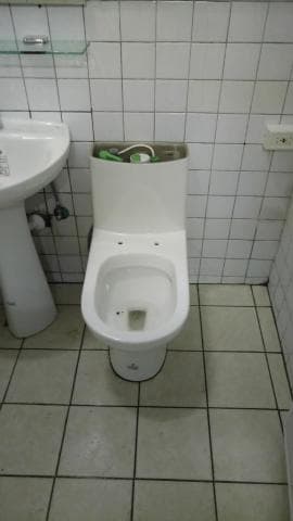 這張照片是一個浴室，最主要的部分是馬桶，它是一個白色、陶瓷的馬桶，上面裝了馬桶蓋。