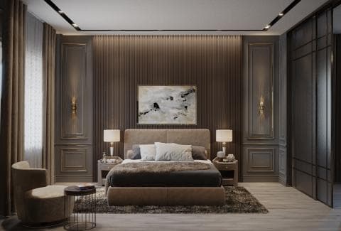 這張照片是一間以木質裝潢為主的臥室，床鋪非常舒適，床頭櫃上擺放著精緻的燈飾，牆壁上則掛著一幅抽象畫，營造出沉靜典雅的氛圍。