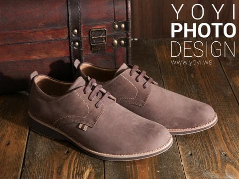 這張照片是兩雙棕色皮鞋，放在木地板上。