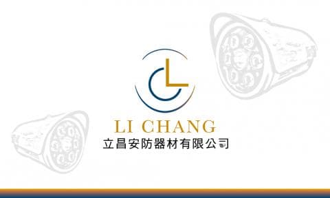 這張照片是立昌安防器材有限公司的商標， 商標是一個藍色的圓圈，裡面是一個金色的字母L，看起來像是監視器，代表著公司提供安全和防禦的產品和服務。
