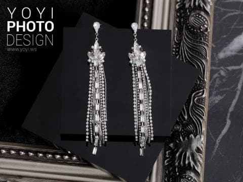 這張「耳環」的照片是兩對銀色長耳環，上面有許多水晶和水鑽，非常閃亮。