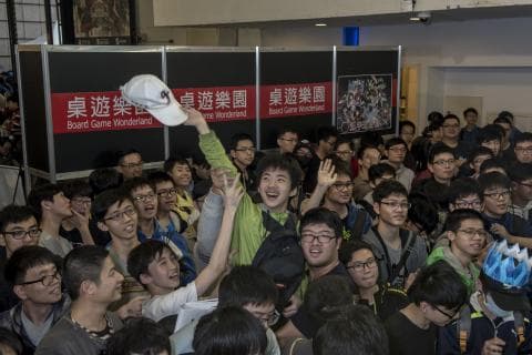 這張「室內」的照片是很多人在一個展覽攤位上。