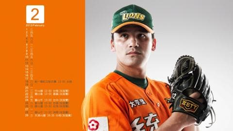 這張「棒球運動員」的照片是一個穿著橘色球衣的球員，他戴著綠色的棒球帽，右手的球套正準備接球。