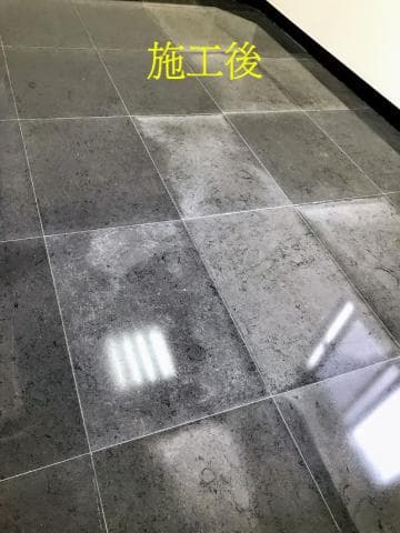 這張照片是一張灰色的地磚地板，地板上有很多縫隙，看起來很乾淨，應該是剛施工完。