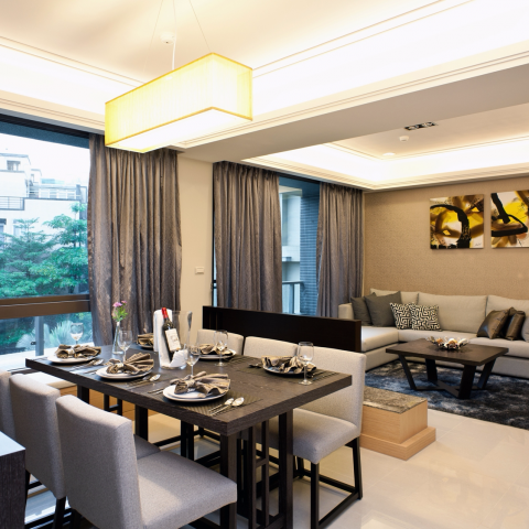 這張「現代化住宅」的照片是一間開放式廚房和餐廳，擁有簡約的傢俱和設計，並搭配現代化的燈光。