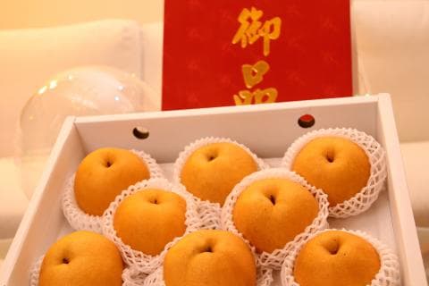 這張「水果禮盒」的照片是裝滿了金黃色的梨子，看起來很喜氣，很適合送禮。