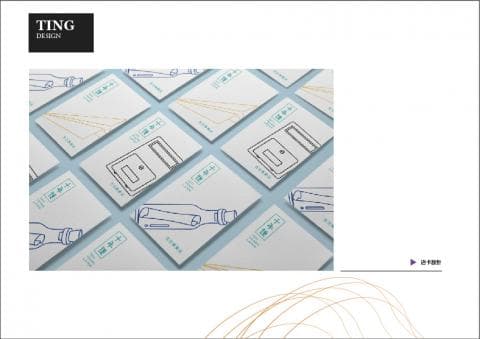 這張照片是一張散落在淺藍色背景上的卡片設計圖，每張卡片上都印著一個簡潔的線條圖案，包括郵箱、瓶子和捲軸。這些卡片的設計風格簡約、清新，突顯了卡片的視覺美感。