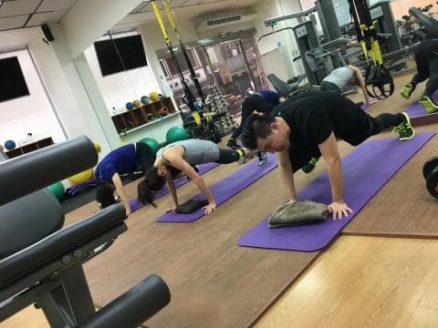 這張圖片是關於健身運動。健身運動可以增強體能、改善體態和減輕壓力。想尋找健身教練，可以到 PRO360 尋找。