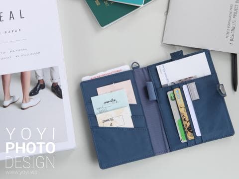 這張照片是一個藍色的皮革錢包，裡面有許多卡片和文件。