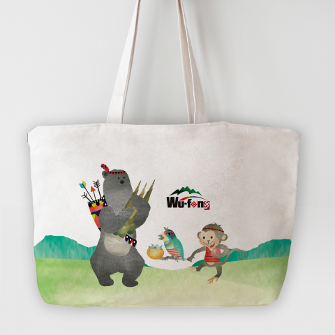 這張「購物袋」的照片是一個有白色布面的購物袋，上面印著一隻戴著羽毛頭飾的棕熊，一隻猴子和一隻鳥，還有「Wu-fong」的字樣。