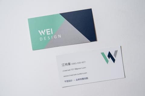 這張照片是兩張設計風格簡潔的卡片，卡片上印著「WEI DESIGN」的字樣和一個W字型的圖案，並附上公司聯繫方式。