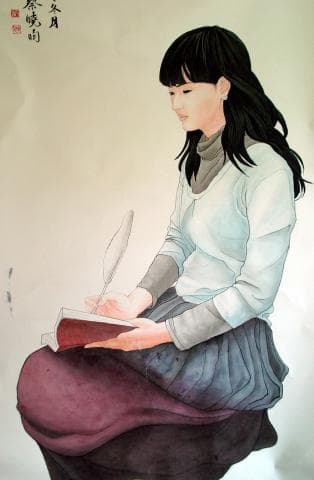 這張照片是一位穿著白色上衣和藍色裙子的女子，她正坐在椅子上，右手拿著羽毛筆，左手拿著一本書，專注地寫著什麼。