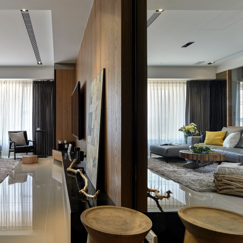 這張「現代客廳」的照片是一個木質裝潢的客廳，可以看到房間中間有沙發，旁邊有茶几，牆上有一個大型電視機，整體空間寬敞明亮。