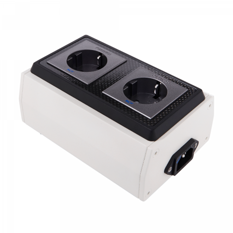 這張「電源插座」的照片是一個白色外殼的電源插座，上面有兩個銀色的插座，每個插座都有一個黑色的邊框，插座的周圍是黑色的碳纖維紋理。