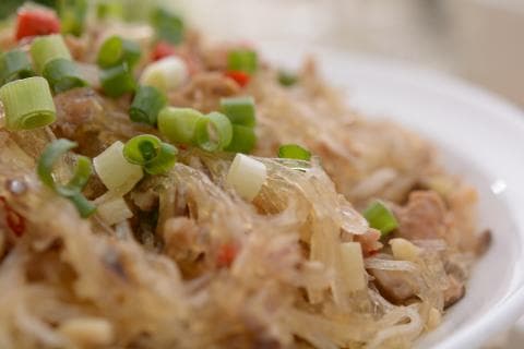 這張「涼拌粉絲」的照片是一盤用粉絲、肉絲、蔥花、香菜等食材做成的涼拌菜，看起來很美味。