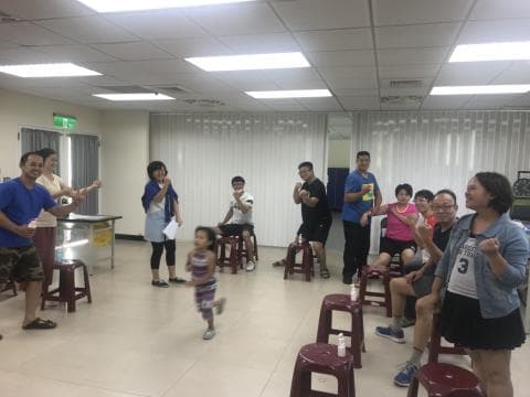 這張照片顯示的是有氧運動。有氧運動可以增強心肺功能，燃燒脂肪，改善體態。想尋找有氧運動教練嗎？快上PRO360尋找吧！