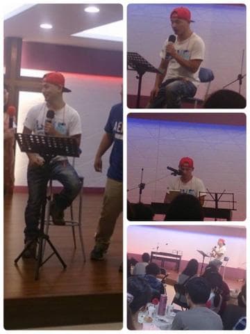 這張「音樂會」的照片是，一群年輕人正在表演唱歌，他們都戴著紅色的帽子，看起來很熱情。