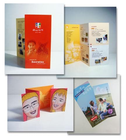 這張照片是一本紅色的折疊式小冊子，上面印著「快樂的101分」和「Socrates」字樣，以及一位戴著眼鏡的小男孩的肖像。