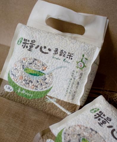 這張照片是一包包裝好的五穀米，上面印著五穀米的標籤，照片最重要的是包裝袋上的標籤，寫著「五穀米」和「Grain Rice」，以及產品的重量和成分。