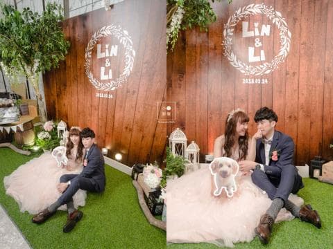 這張照片是一對新人在戶外舉辦婚禮，背景是木製的牆面，上面裝飾著花草和一個寫著「LIN & LI」的圓形標誌。