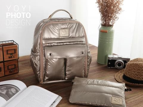 這張「揹包」的照片是一個銀色的揹包，它看起來很時尚，而且還有一個小巧的銀色手提包。