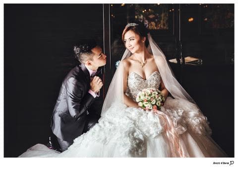 這張「婚禮」的照片是一對新人，新娘穿著白色婚紗，新郎穿著黑色西裝，兩人相互凝視，看起來非常幸福。