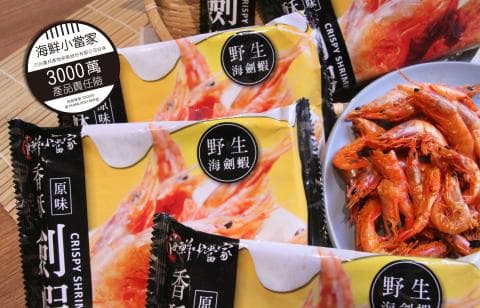 這張照片是一盒冷凍的鮮蝦，上面有「酥脆鮮蝦」的字樣。盒子裡面的蝦子看起來很新鮮，而且已經處理好了，方便食用。