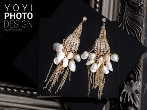 這張「耳環」的照片是兩隻金色的耳環，上面裝飾著珍珠和水鑽，耳環的形狀像一條條垂下的鏈子。