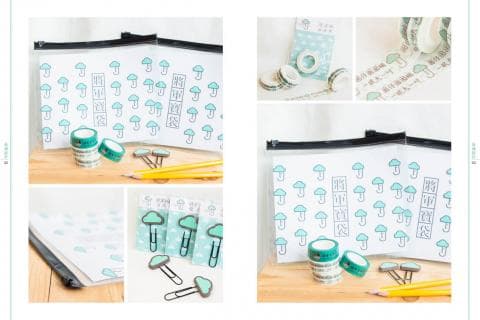 這張照片是一個透明的袋子，裡面裝著一些可愛的膠帶和書籤，這些膠帶和書籤都是以雲朵和雨傘為主題。袋子旁邊有一些紙張，上面也印著同樣的圖案。