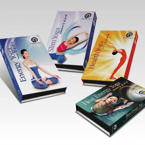 這張「瑜伽課程」的照片是四個不同的瑜伽練習盒，分別是「能量瑜伽」、「瘦身瑜伽」、「健康瑜伽」和「熱能瑜伽」，每個盒子上都有瑜伽動作的照片和說明。