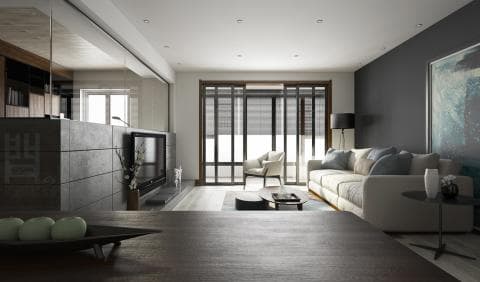 這張照片是一個現代化的客廳，最重要的是舒適的白色沙發，它在房間的中心位置，前面是茶几，旁邊是落地燈，給人一種輕鬆放鬆的感覺。