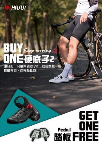 這張照片是一名騎自行車的男子，他穿著一雙黑色的自行車鞋，鞋子上有一個紅色的按鈕，看起來很帥氣。