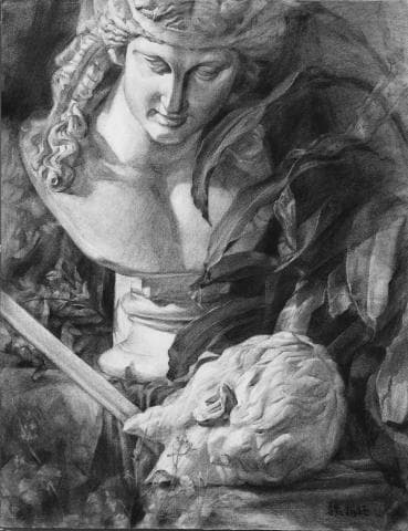 這張照片是一幅以鉛筆繪製的靜物畫。畫中描繪了兩座雕像，一座是半身像，另一座是頭像，兩者都被一些植物覆蓋著。其中最重要的是那座被植物幾乎完全遮蓋住的頭像。它位於畫面底部，從一些樹葉中探出頭來。頭像的輪廓非常清晰，細節刻畫細膩，展現出藝術家精湛的技藝。