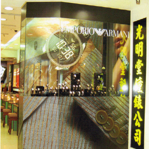 這張照片是一個展示著愛馬仕手錶的櫥窗，櫥窗中央是一個大型的愛馬仕手錶，並在櫥窗上擺放了許多小型的愛馬仕手錶，以及一個愛馬仕品牌的標誌。